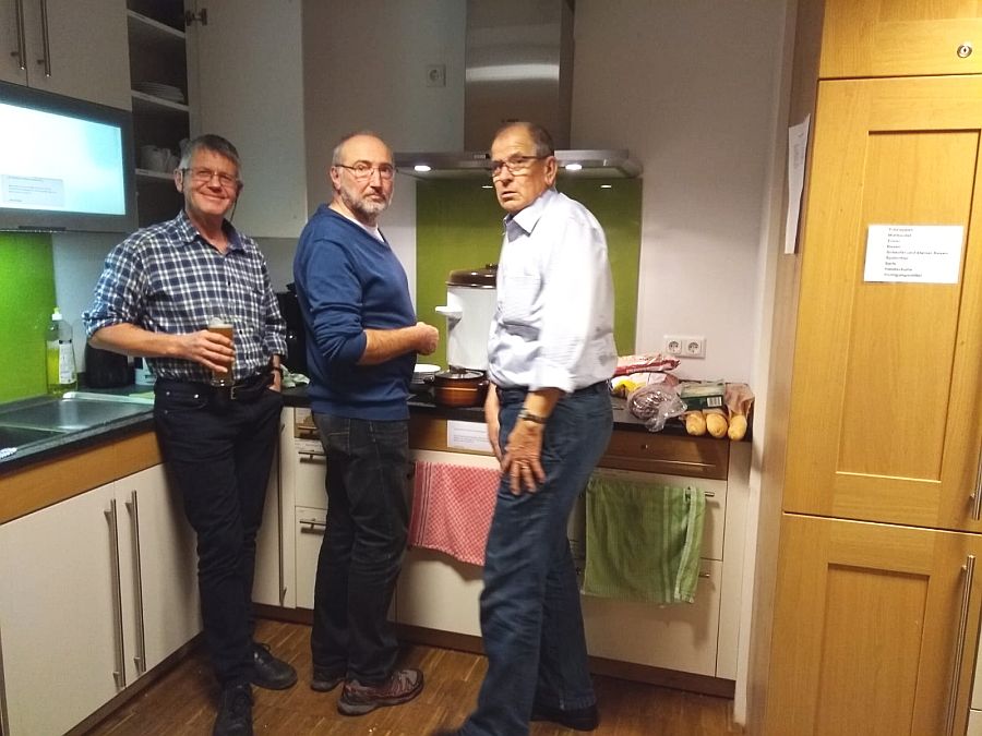 Drei Männer in der Küche